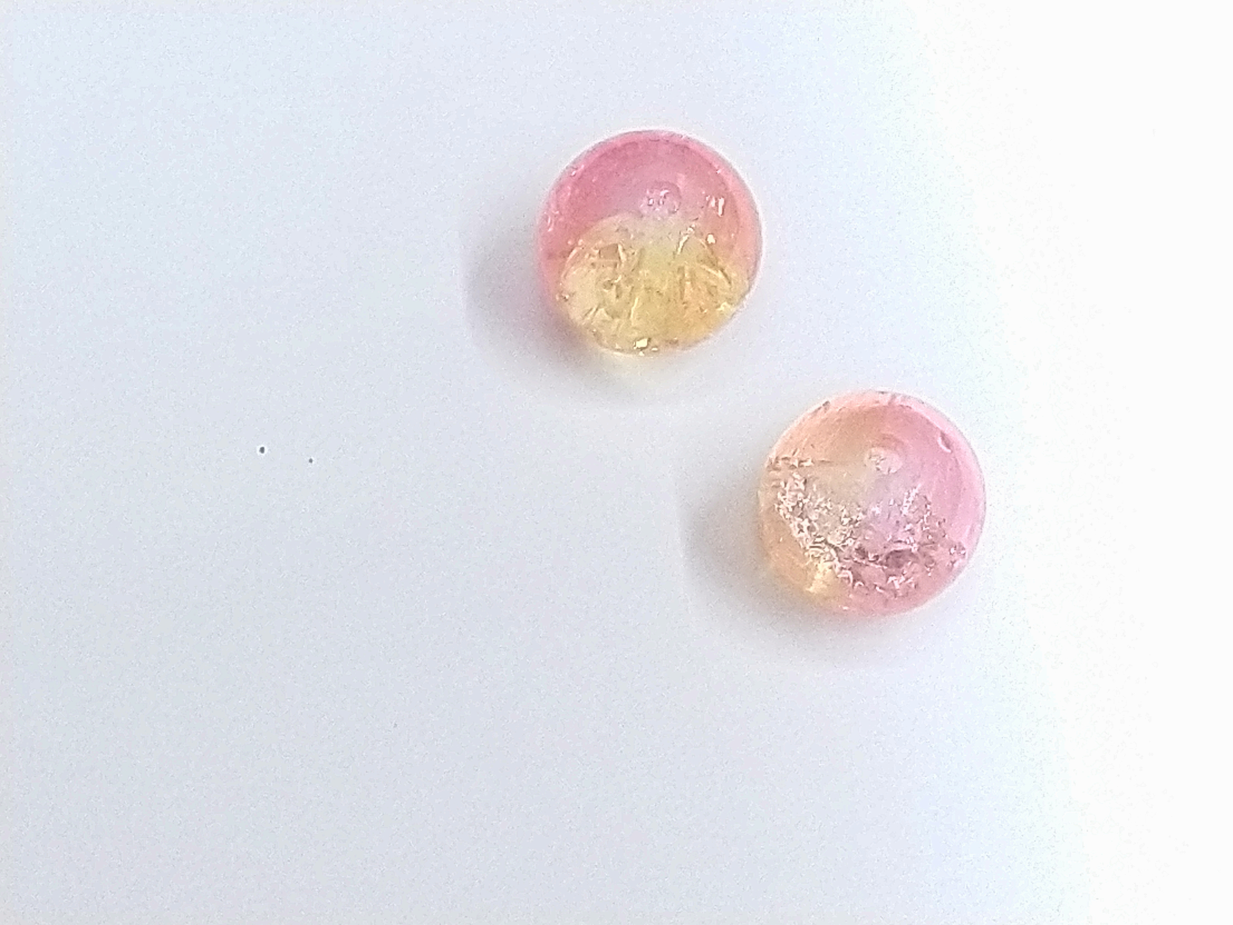 perles en verre rose or craquelé