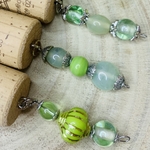 PORTE CLE PERLES BLANCHES VERTES