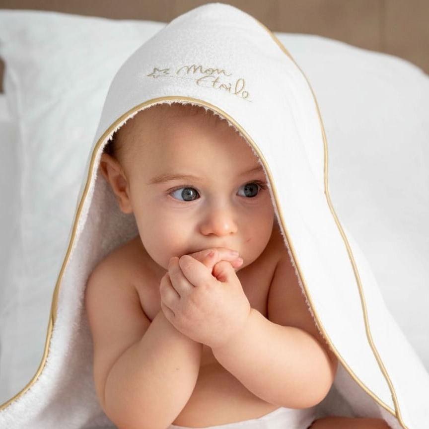 cape de bain mon étoile cadeau de naissance personnalisé nouveau né brodé blanc et or