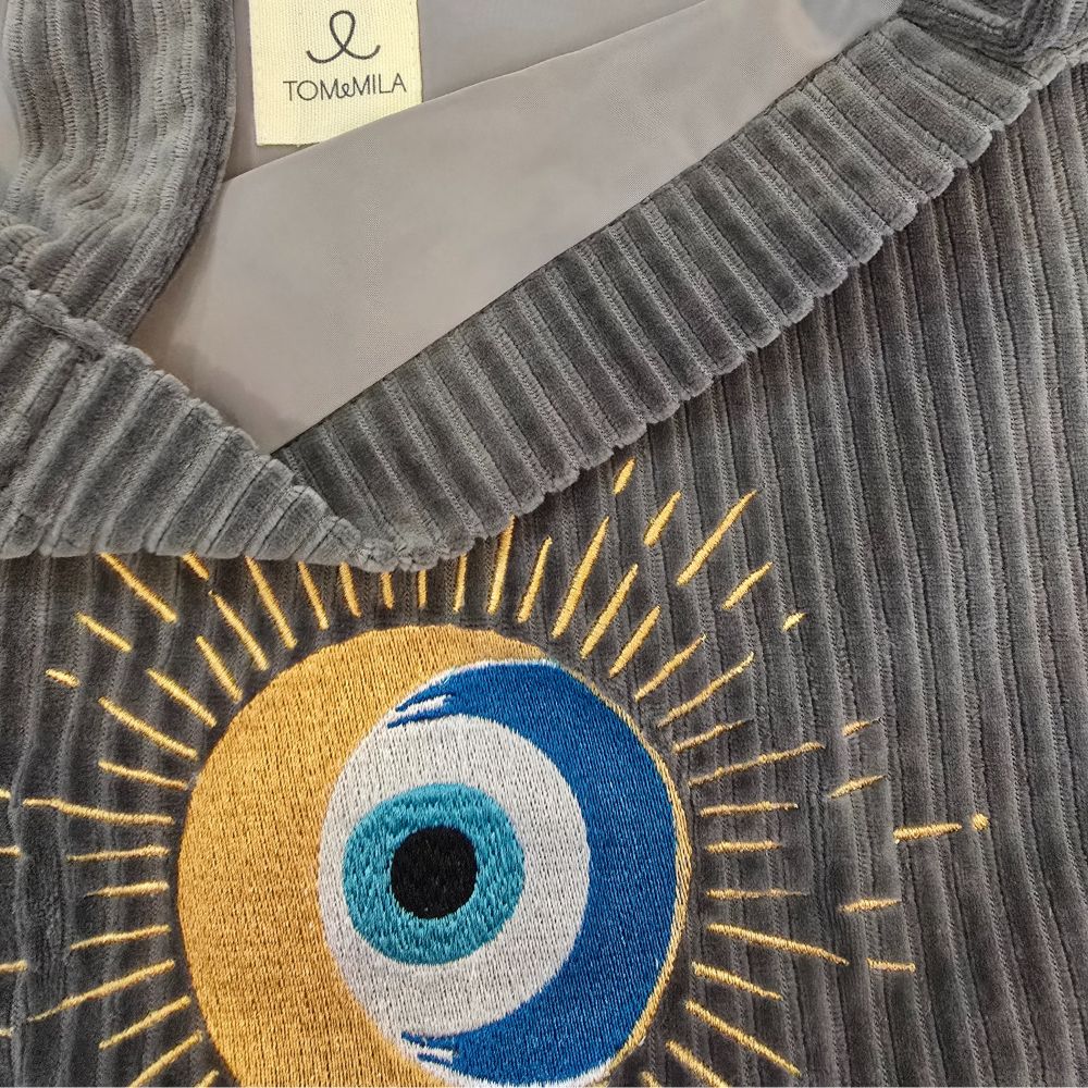 détail sac cabas velour gris et broderie nazar