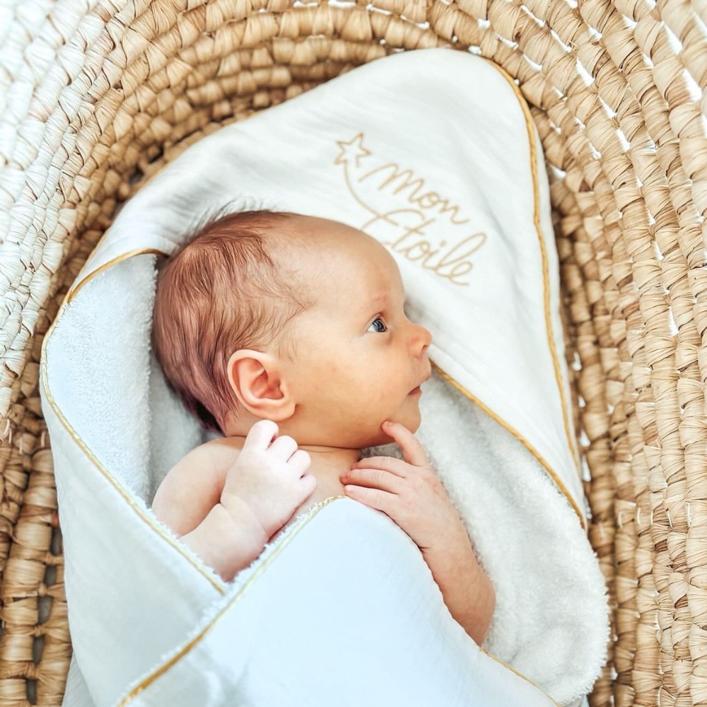 cape de bain avec bébé cadeau de naissance essentiel bébé pour liste de naissance cape de bain bébé brodée sortie de bain bébé brodée