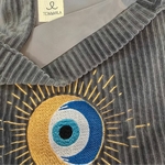 détail sac cabas velour gris et broderie nazar