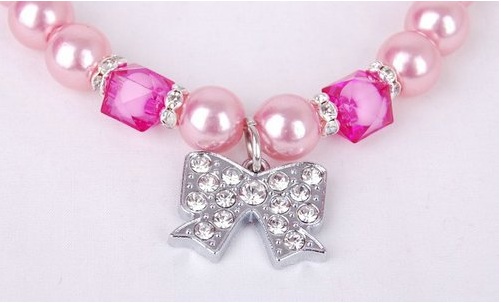 bijoux-de-perles-roses-et-noeud-papillon-pour-chien