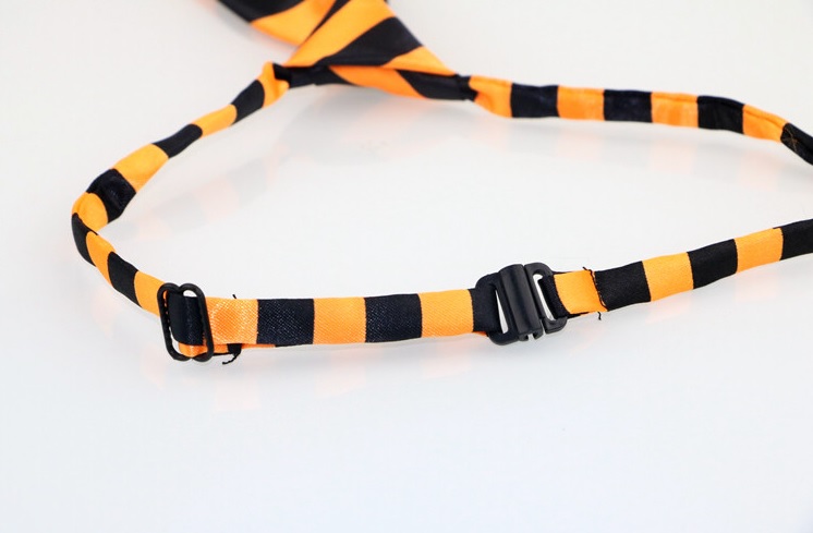 cravate rayee orange et noire pour chien 3
