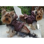 manteau marron pour chien porté par Laly et Lilou