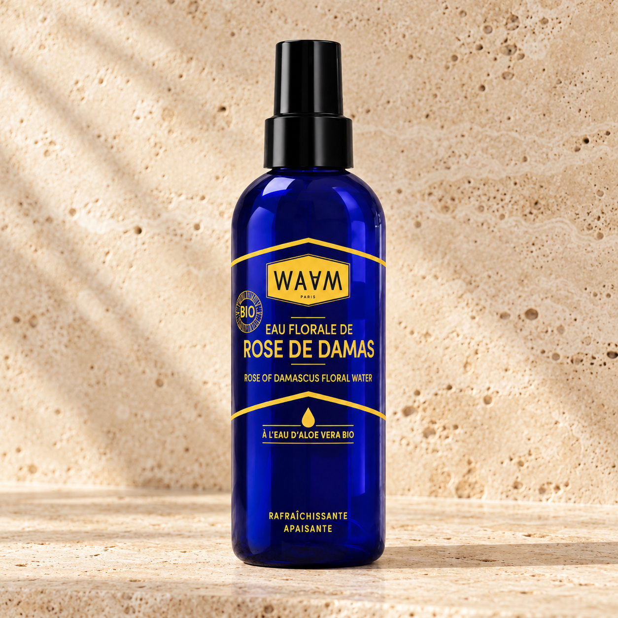 Flacon WAAM bleu sur travertin beige