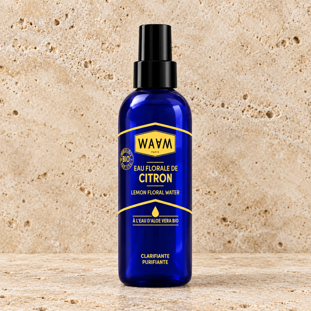 Eau florale citron sur travertin beige