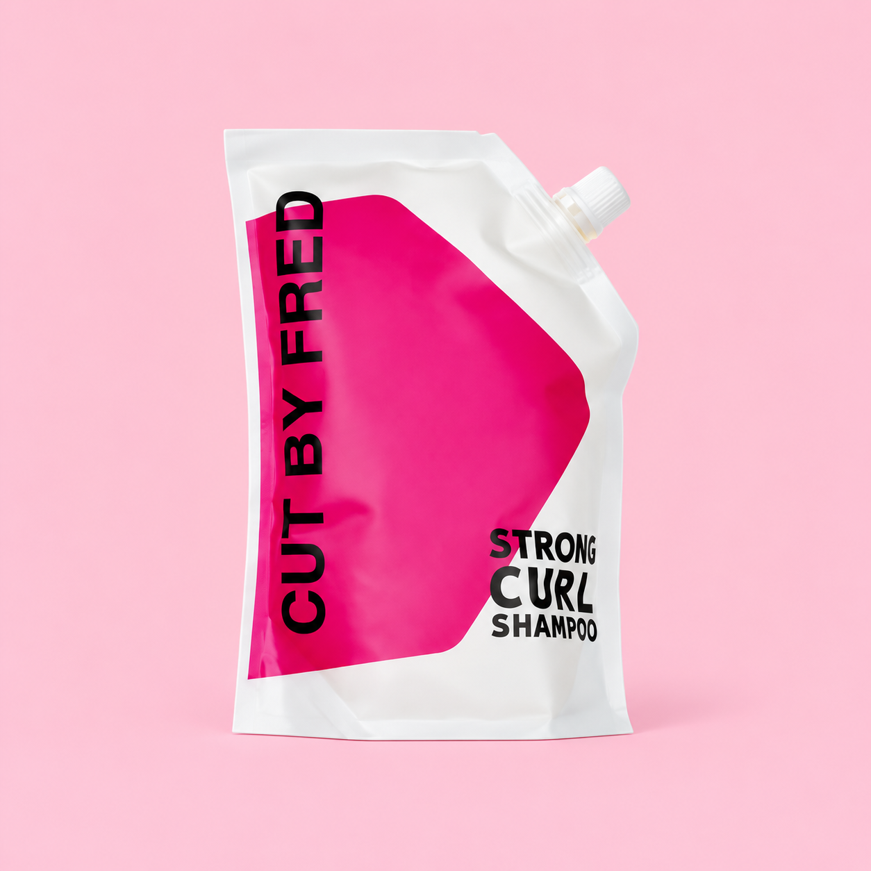Recharge Strong Curl Shampoo sur fond rose