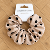 Chouchou satin beige sur parquet chêne clair