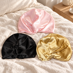 Trois turbans satinés sur lin ivoire