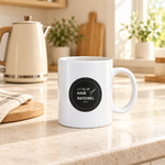 Tasse signature dans une cuisine lumineuse