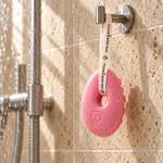 Savon rose suspendu dans la douche