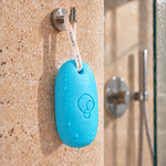 Savon turquoise allongé sous la douche