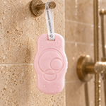 Après-shampoing FOAMIE rose poudré dans la douche