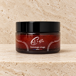 Gommage visage sur travertin beige
