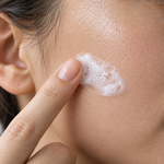 Mousse nettoyante blanche sur la joue