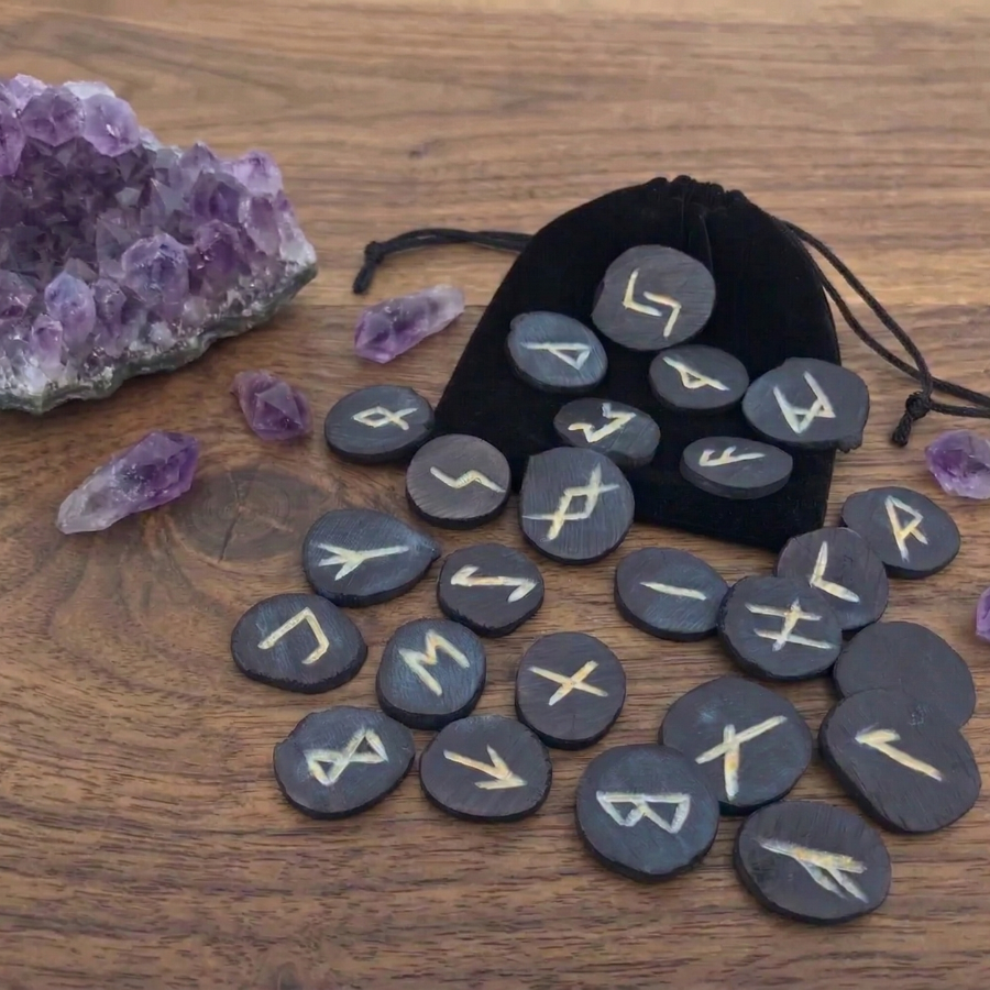 runes-en-buis-massif-teinte-noir-avec-pochette-boutique-esoterique-en-ligne-le-temple-d-heydines