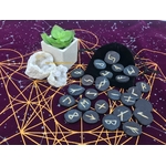 runes-en-bois-buis-noir-boutique-esoterique-le-temple-d-heydines