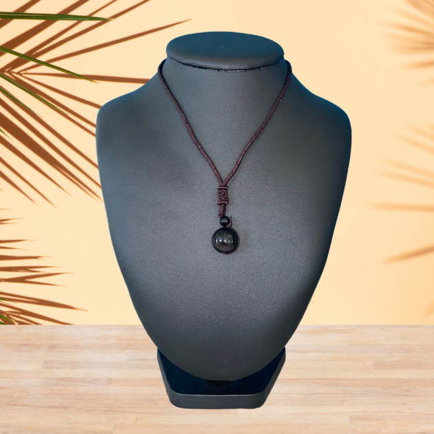Pendentif en obsidienne naturelle sculptée avec nez d Pendentif en obsidienne naturelle sculptée avec nez d