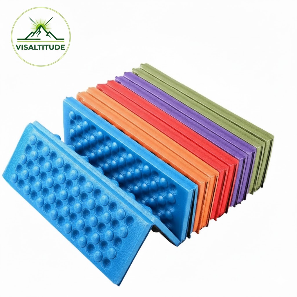 Variantes de couleurs des coussins de randonnée Visaltitude en mousse XPE avec logo, montrant la structure alvéolée et le système de pliage compact