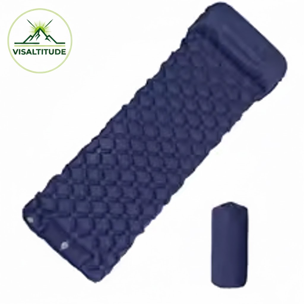 Matelas gonflable de bivouac bleu marine avec oreiller intégré et logo Visaltitude en haut à gauche, accompagné de sa housse de transport compacte sur fond blanc