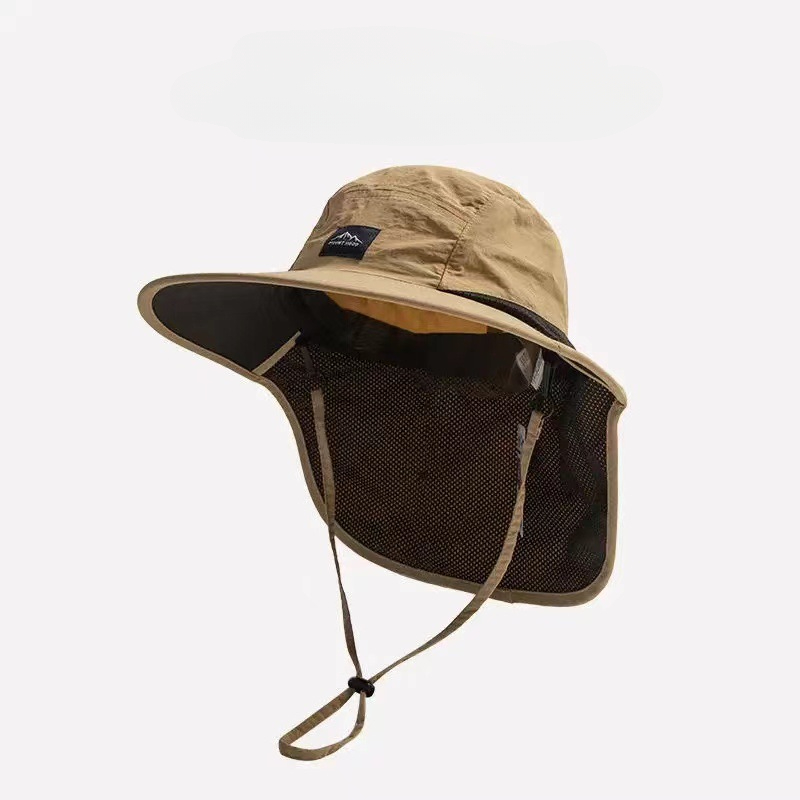 Chapeau de randonnée anti-UV beige sur fond blanc avec rabat de cou et cordon jugulaire