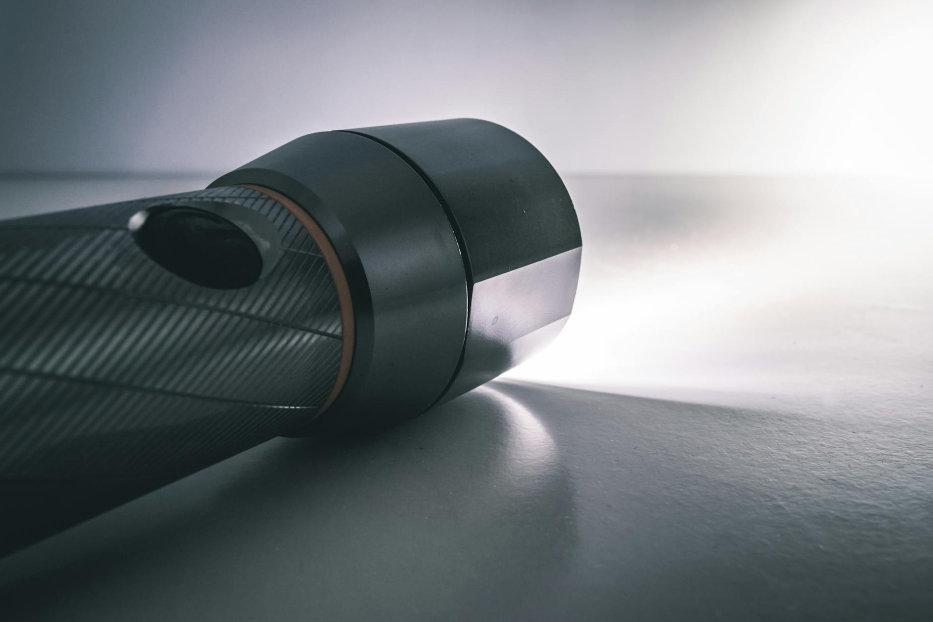 lampe de poche noire allumee