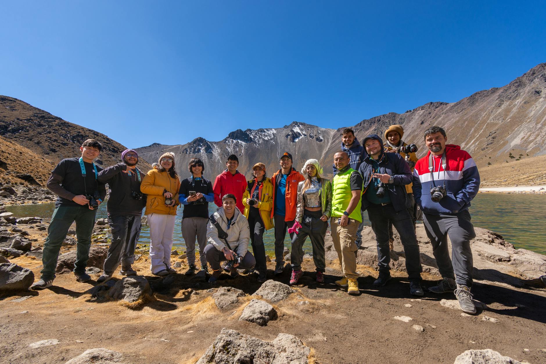 equipe de randonneurs en montagne
