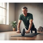 Homme de 50 ans pratiquant un exercice de gainage avec la roue abdominale silencieuse Visaltitude pour la préparation physique rando