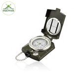 Boussole militaire de précision Altitude+ VISALTITUDE en alliage de zinc vert olive, posée sur fond blanc avec logo VISALTITUDE et reflet