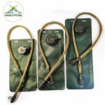 Ensemble de trois poches d'hydratation Visaltitude de capacités 2L, 2.5L et 3L avec tubes de boisson intégrés, présentées sur fond blanc avec le logo Visaltitude en haut à gauche