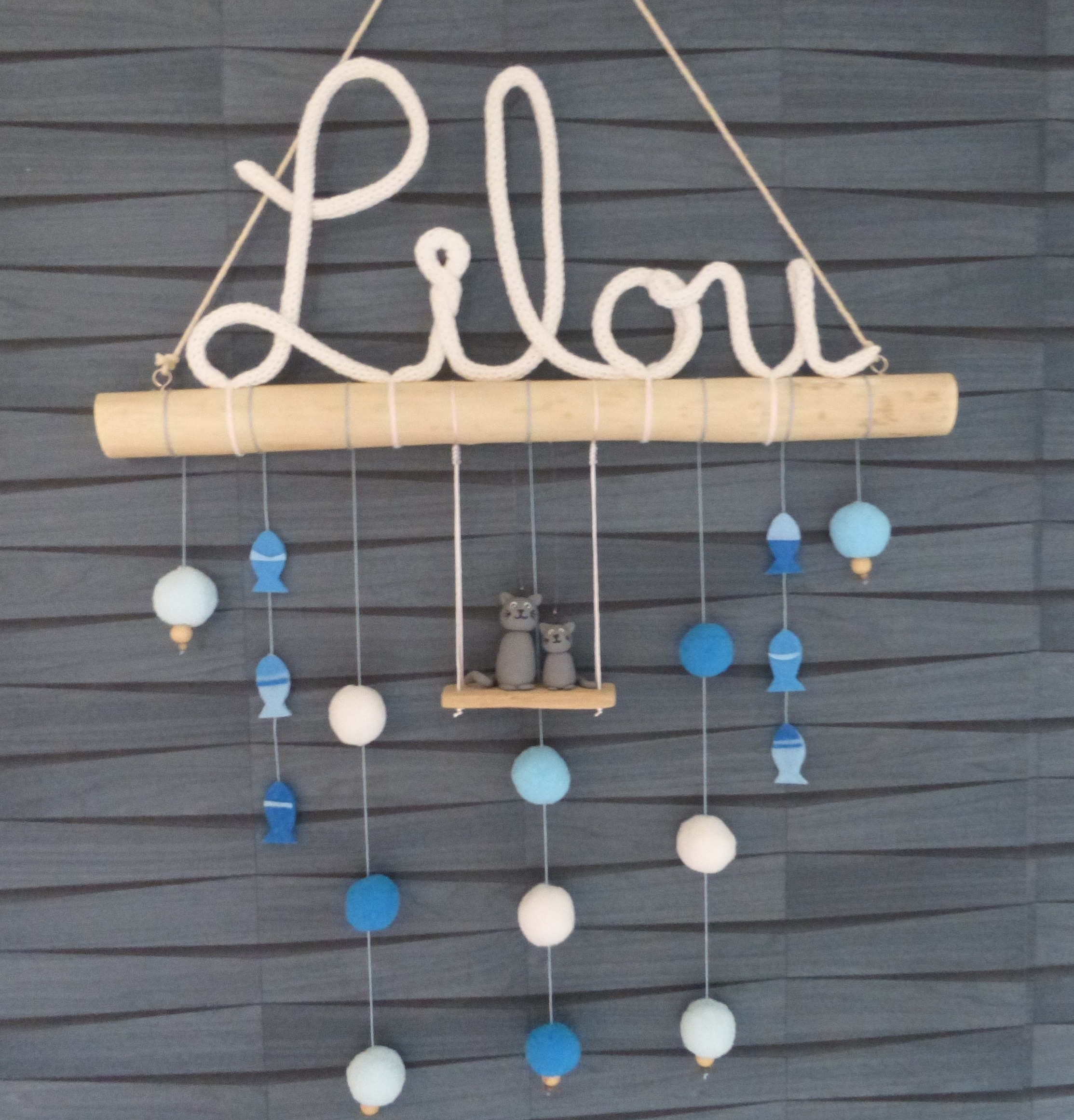 décoration avec chat et pompons bleus
