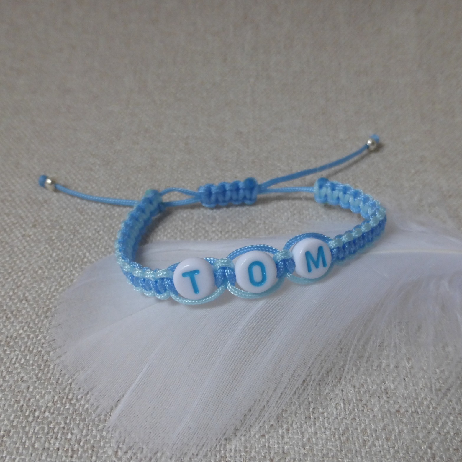 bracelet enfant personalisé - bracelet shamballa avec lettres bleues claires