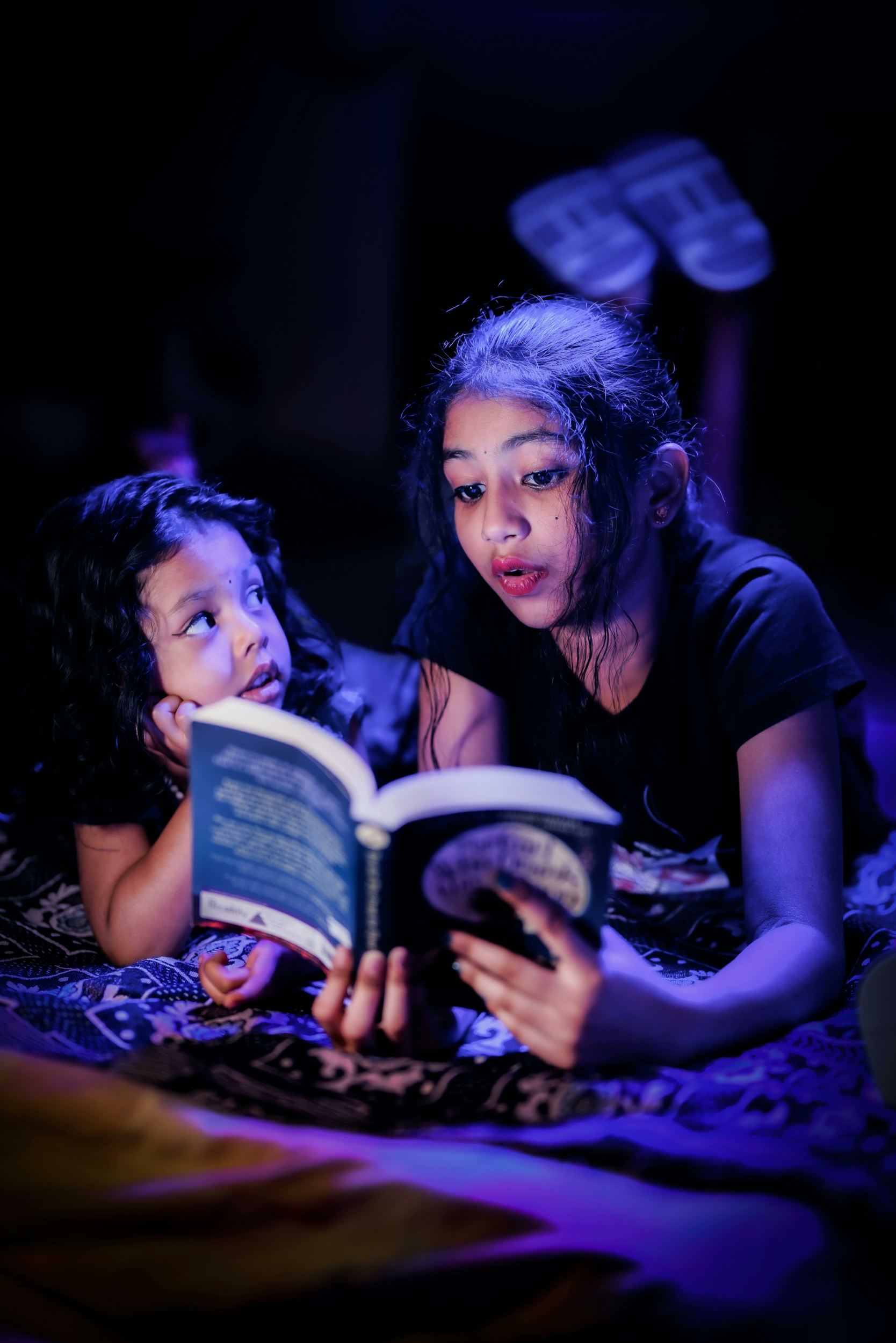 enfant lisant un livre