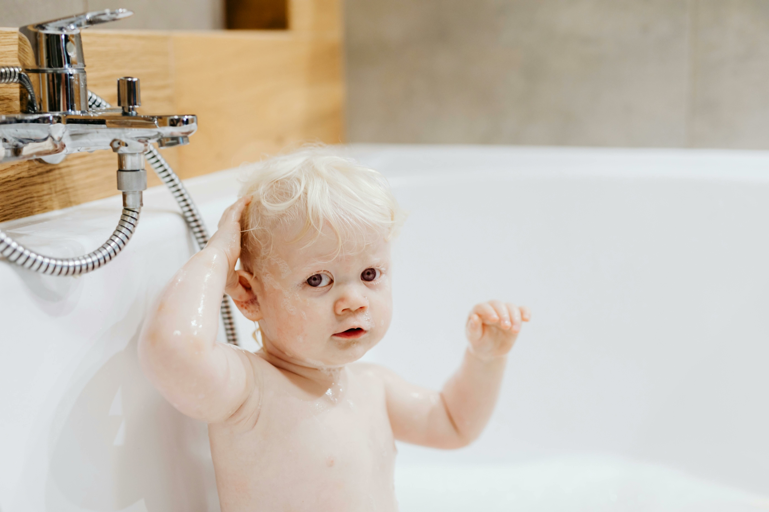 bebe prend son bain