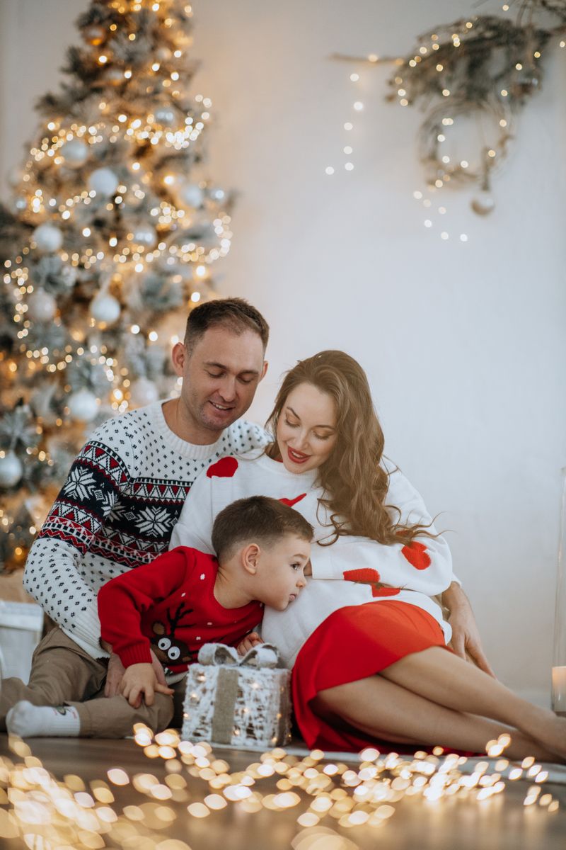 une famille joyeuse celebre noel ensemble avec des cadeaux dans un cadre chaleureux pres du sapin