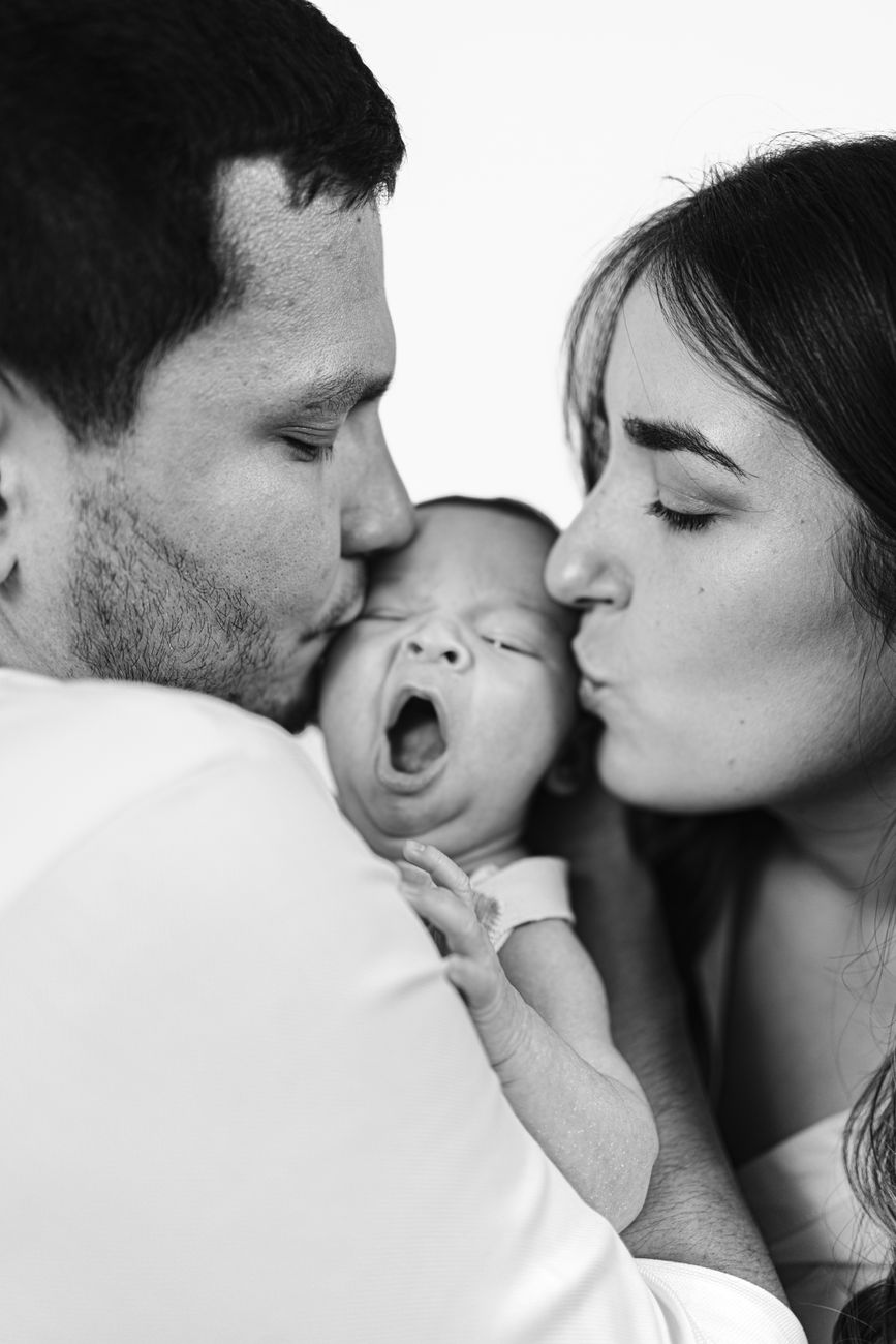 photo en noir et blanc d un couple amoureux embrassant leur nouveau ne