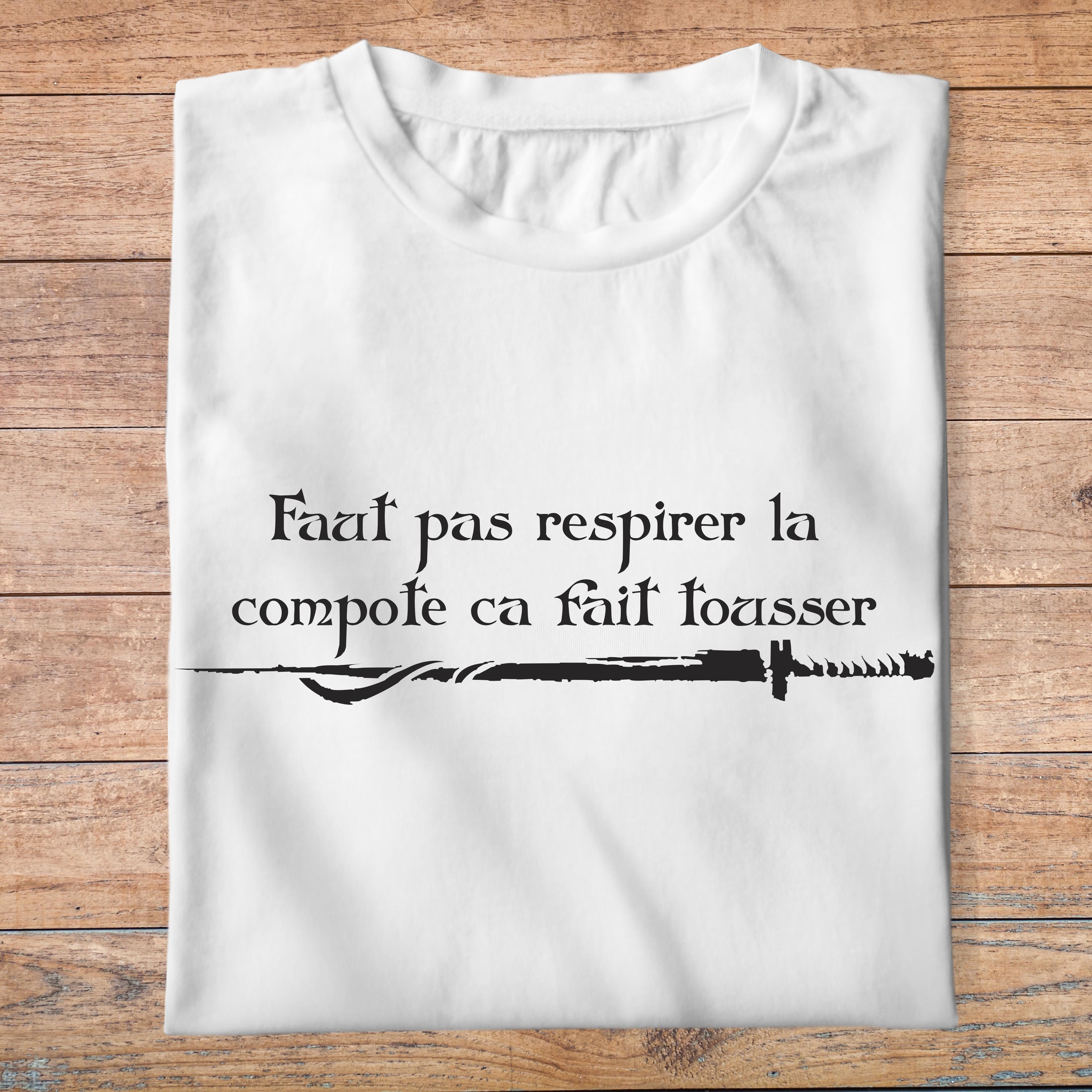 fk8- Kaamelott - faut pas respirer la compte ca fait tousser - t shirt plié homme - couleur blanc