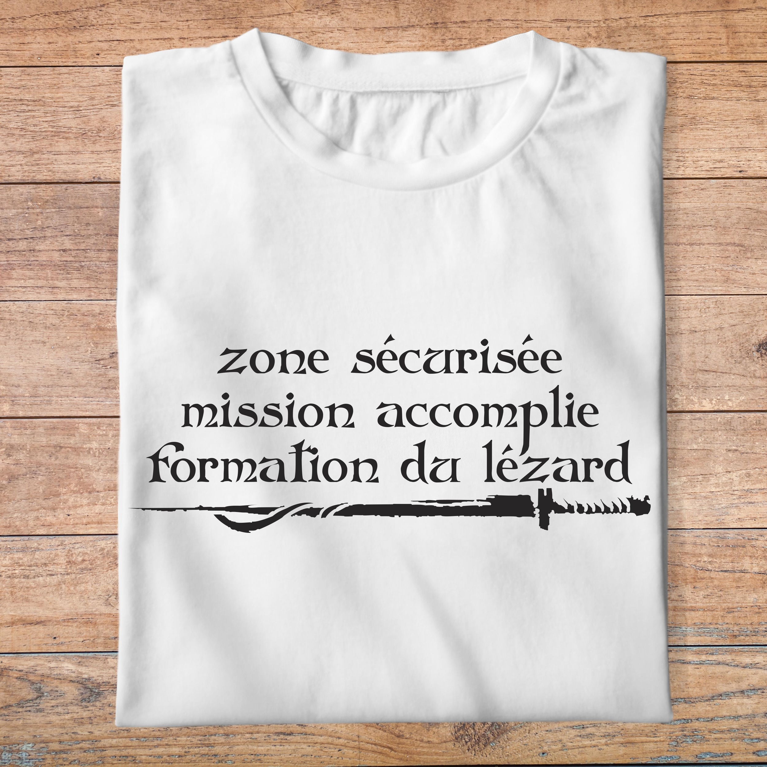 fk9- Kaamelott - zone sécurisée, mission accomplie, formation du lézard - t shirt plié homme - couleur blanc