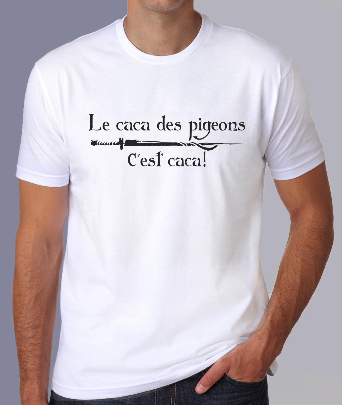 fk10- Kaamelott - Le caca des pigeons cest caca - t shirt porté homme - couleur blanc
