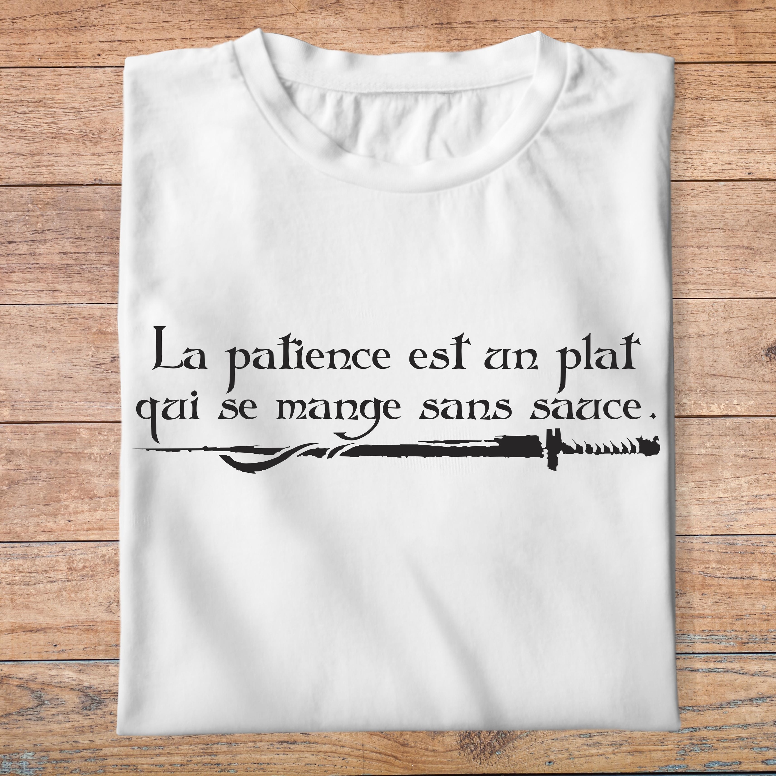 fk11- Kaamelott - La patience est un plat qui se mange sans sauce - t shirt plié homme - couleur blanc