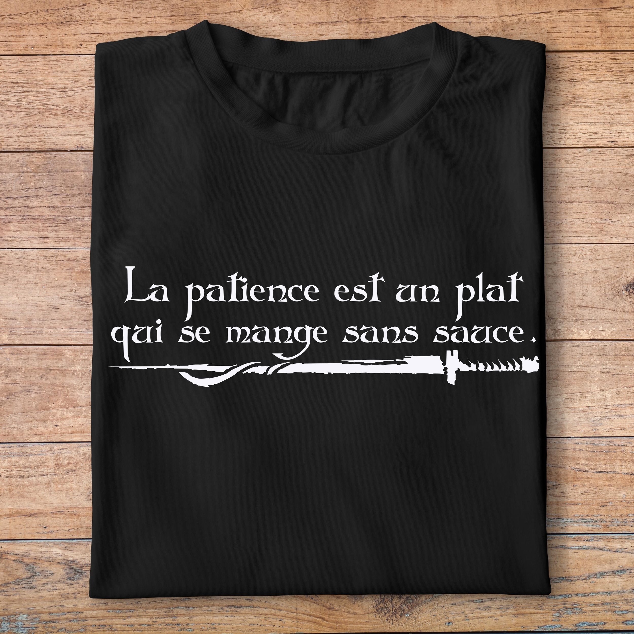 fk11- Kaamelott - La patience est un plat qui se mange sans sauce - t shirt plié homme - couleur noir