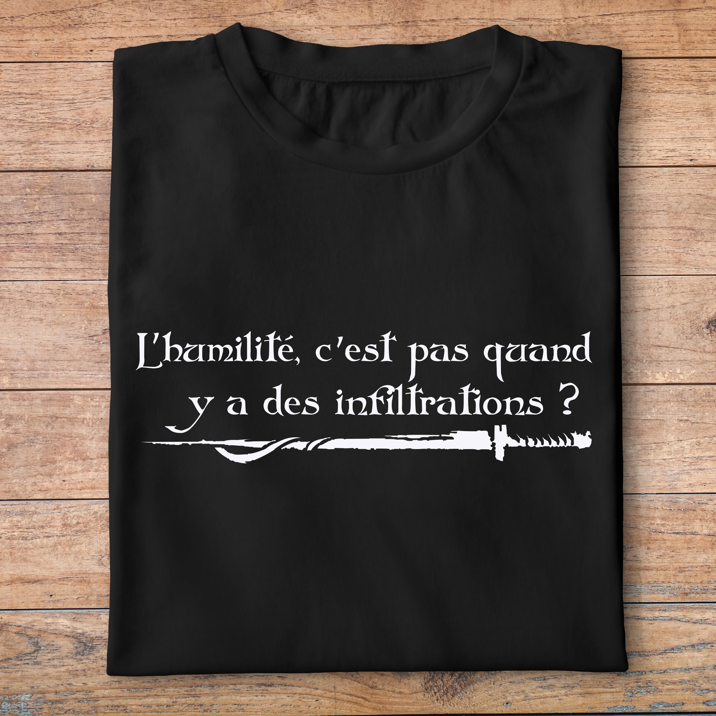 fk15- Kaamelott Lhumilité cest pas quand y a des infiltrations  - t shirt plié homme - couleur noir