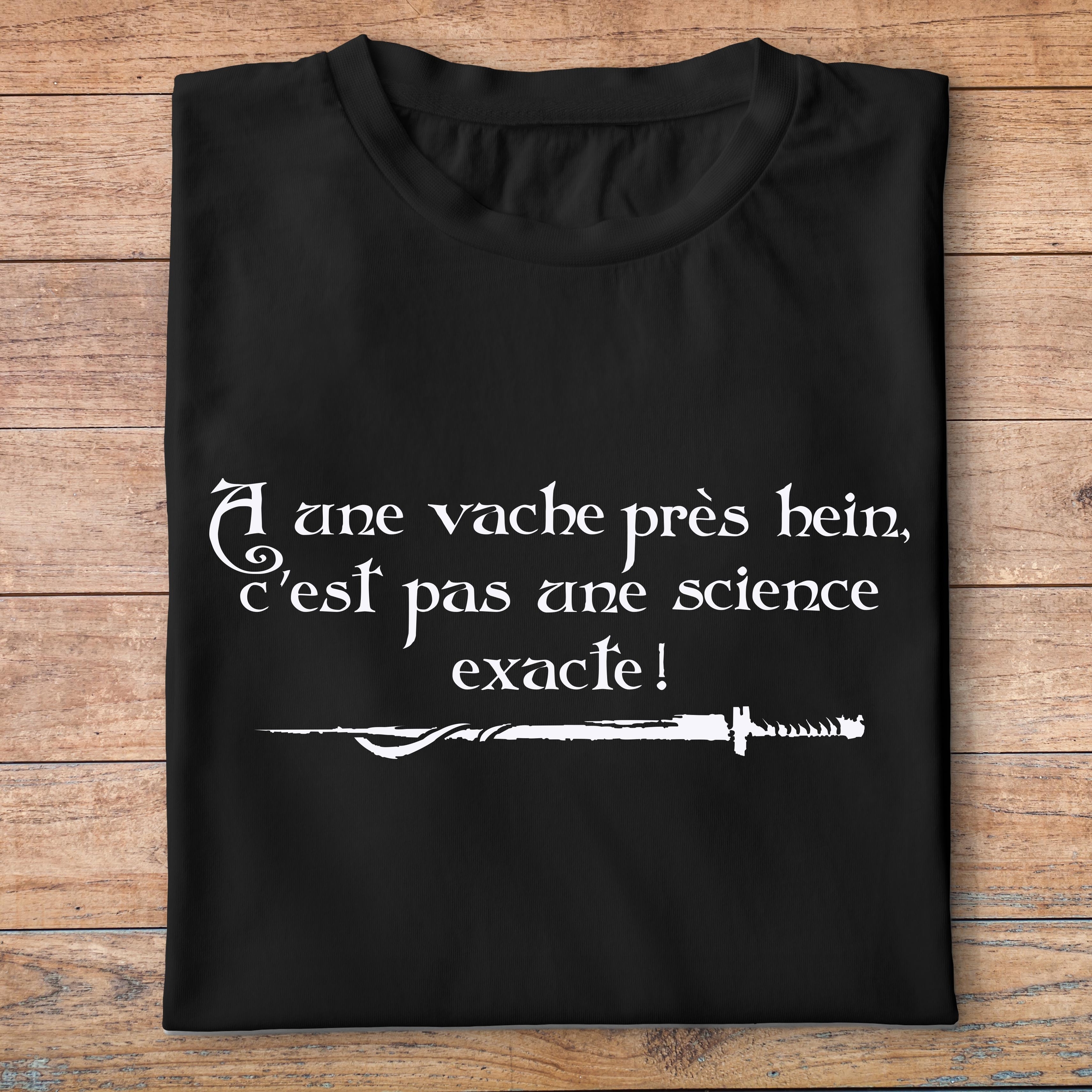 fk24-  Kaamelott  A une vache près hein cest pas une science exacte - t shirt plié homme - couleur noir