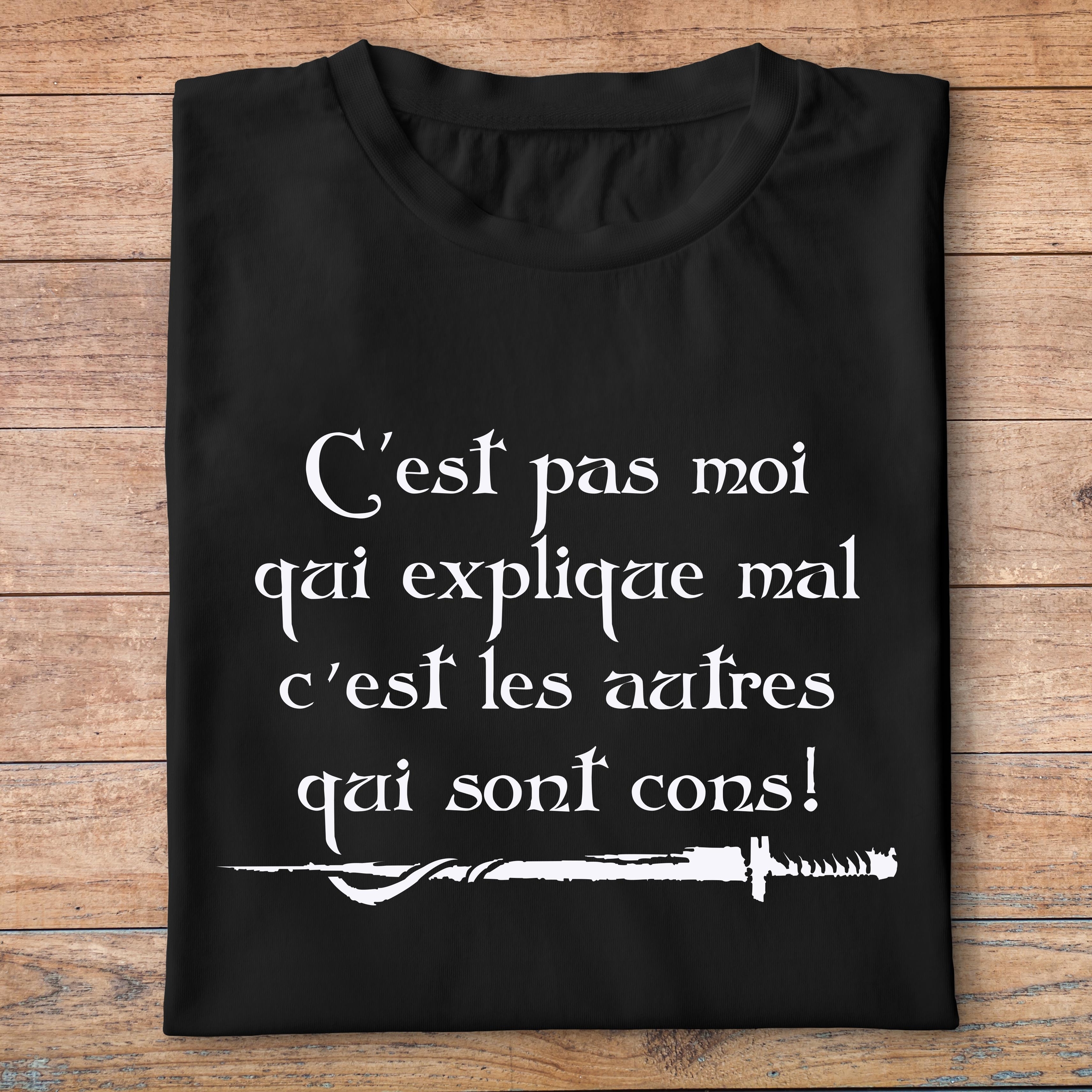 fk26-  Kaamelott  Cest pas moi qui explique mal cest les autres qui sont cons - t shirt plié homme - couleur noir