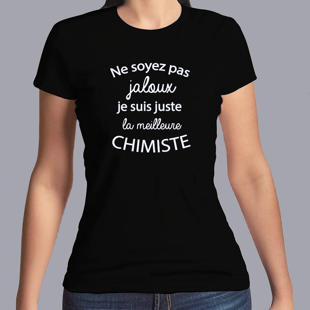 ftm23bis-métiers-ne-soyez-pas-jaloux-je-suis-juste-la-meilleure-chimiste-t shirt-porté-femme-couleur-noir