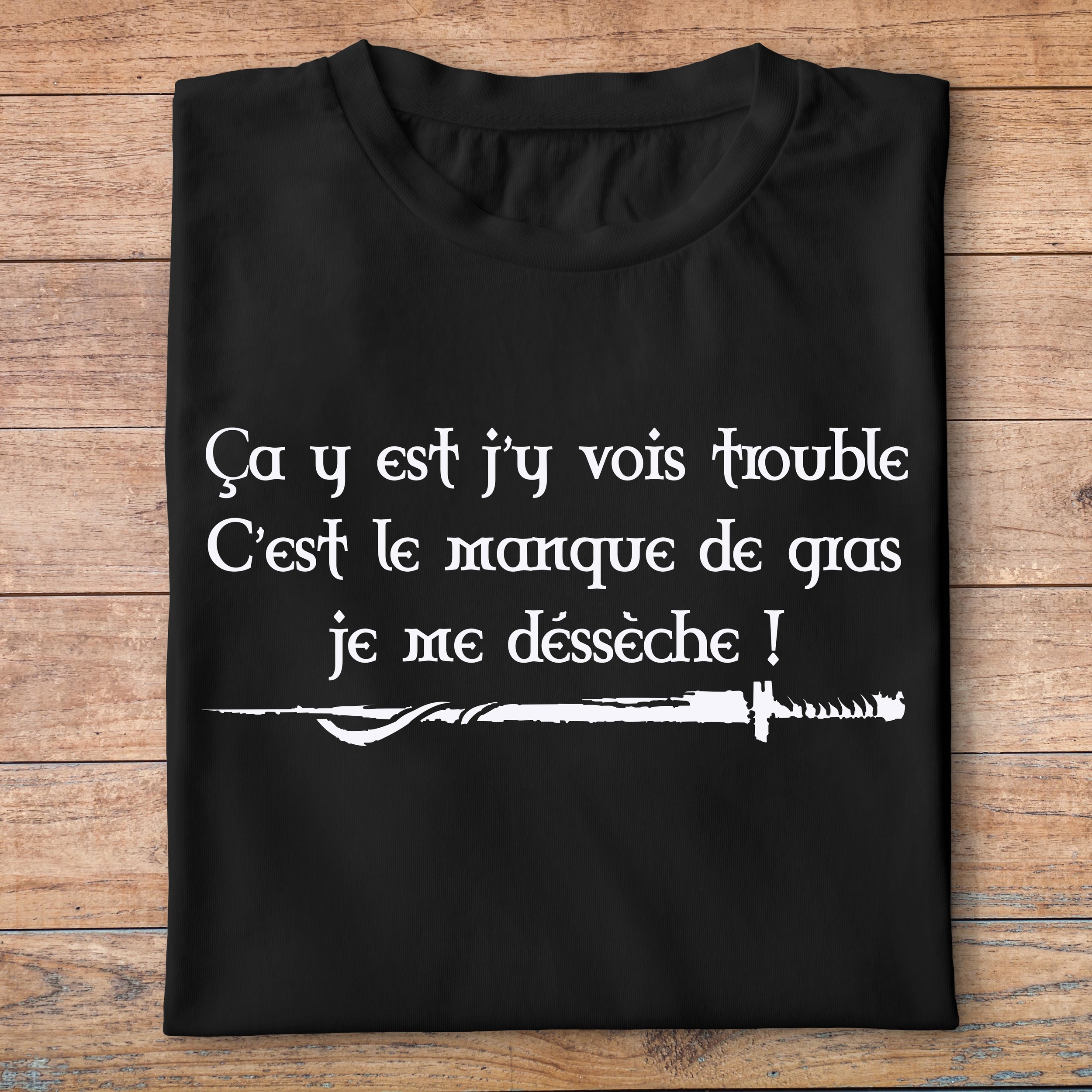 fk27-  Kaamelott  Ca y est je vois trouble cest le manque de gras je me déssèche - t shirt plié homme - couleur noir