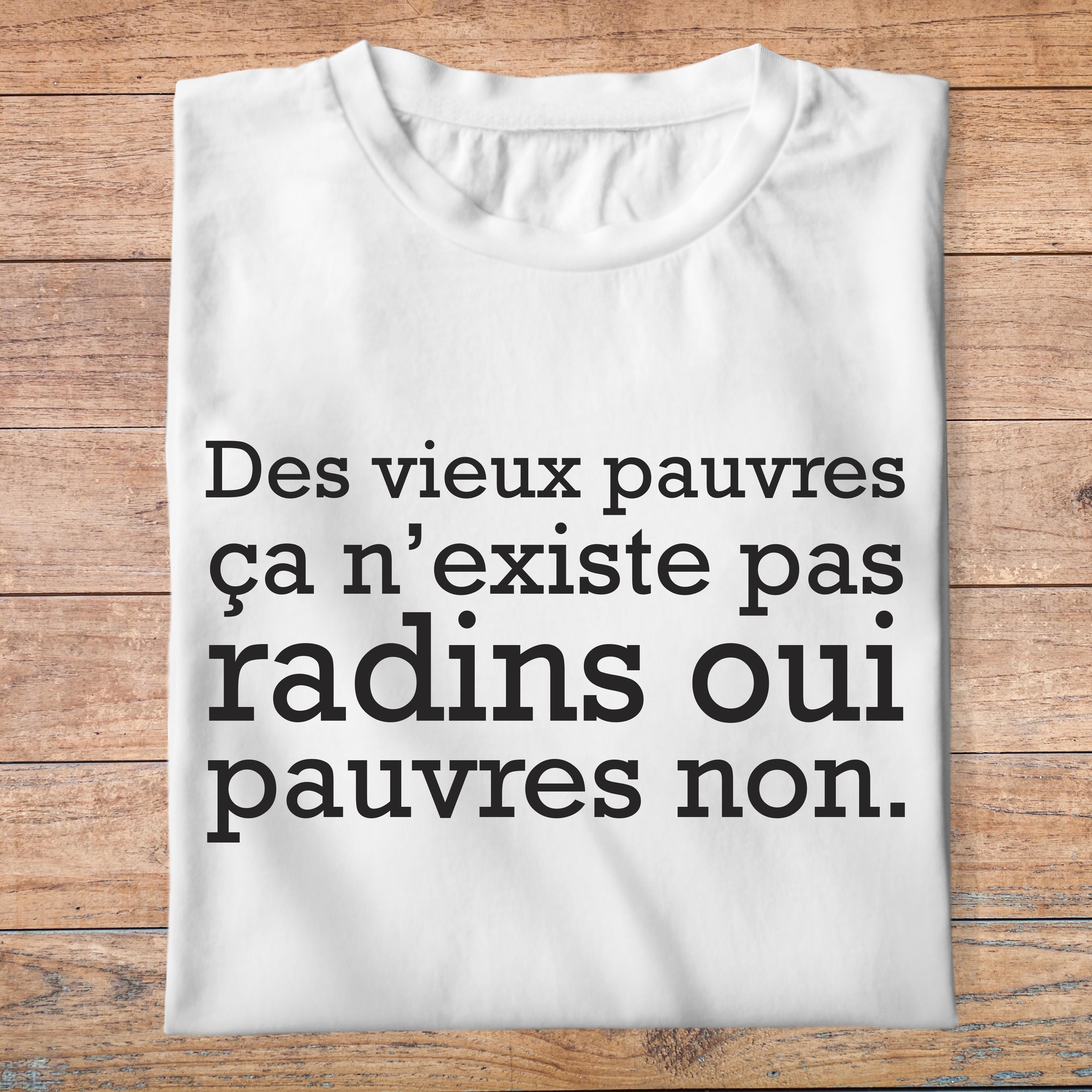 fcapcv1- Cest arrivé près de chez vous- Des vieux pauvres ca nexiste pas radins oui pauvres non - t shirt plié homme - couleur blanc