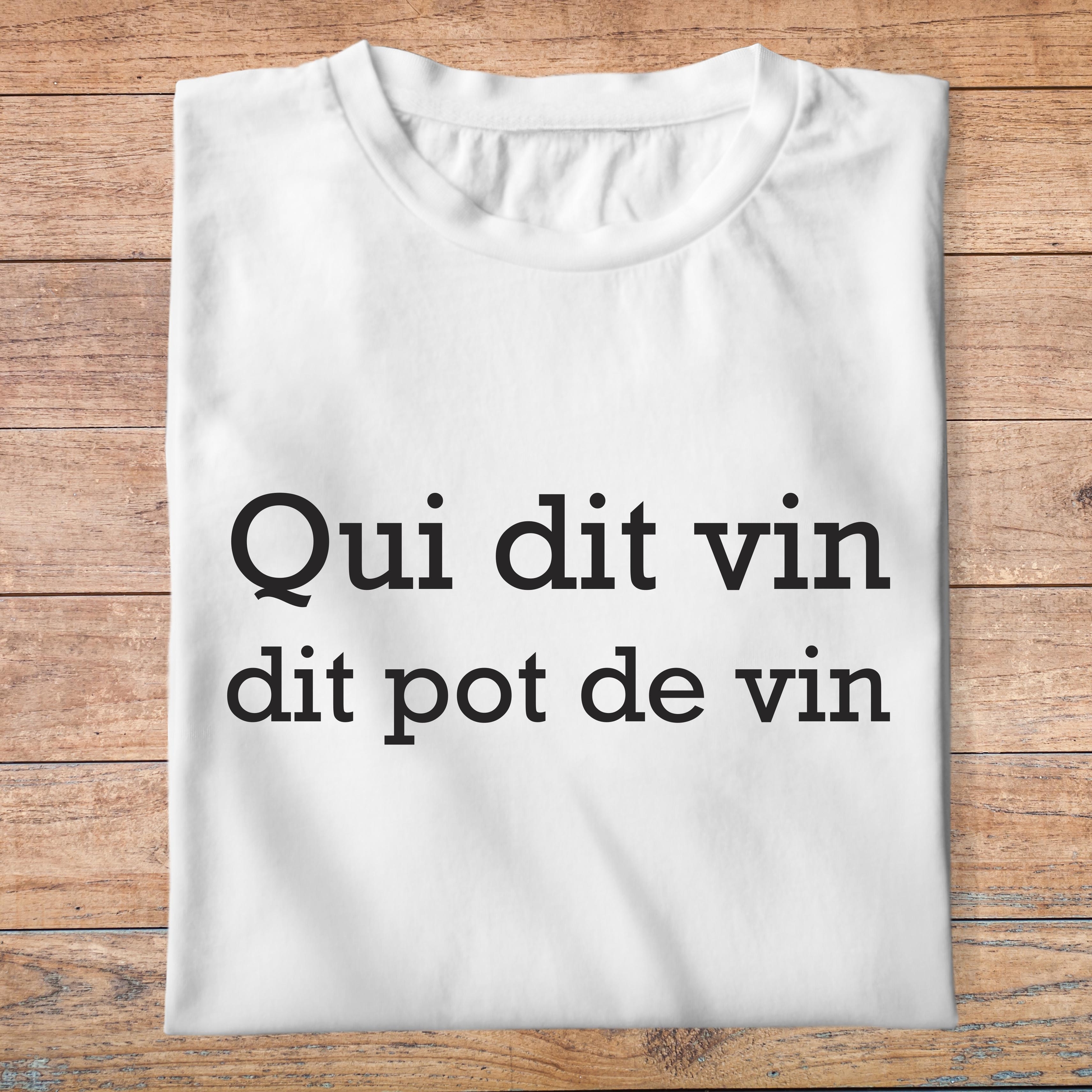 fcapcv5- Cest arrivé près de chez vous- Qui dit vin dit pot de vin - t shirt plié homme - couleur blanc