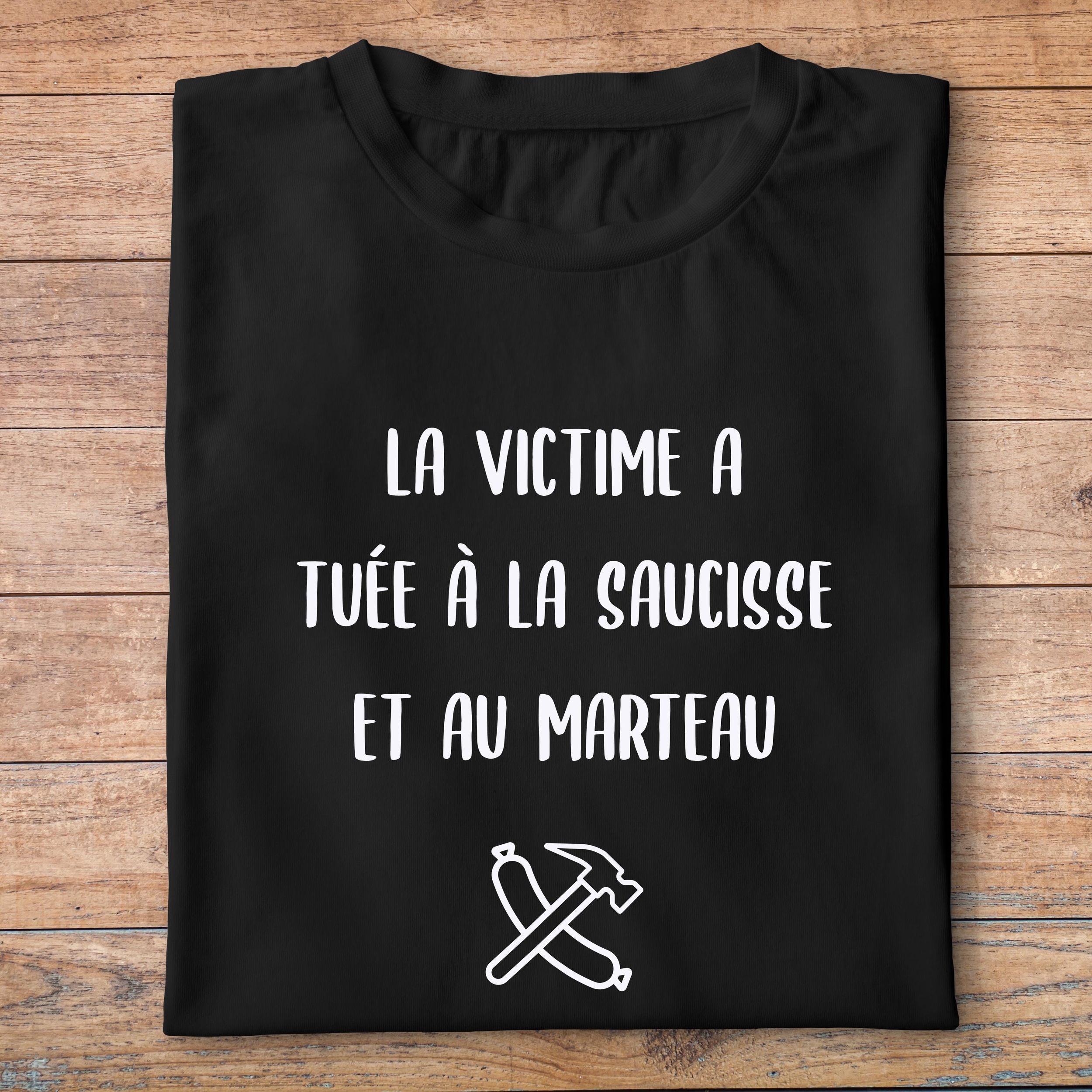 flcdlp2- La cité de la peur - La victime a été tuée à la saucisse et au marteau - t shirt plié homme - couleur noir
